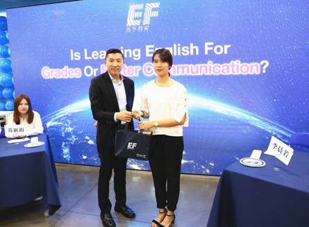 英孚教育华西区、香港区副总裁Sheldon先生为当天的“最佳辩手”——武汉大学外国语言文学翻译系大二学生——李晨若颁奖