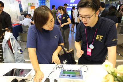 “Lite”课程突出了在线课程的特点,方便年轻人随时随地为自己“充电”