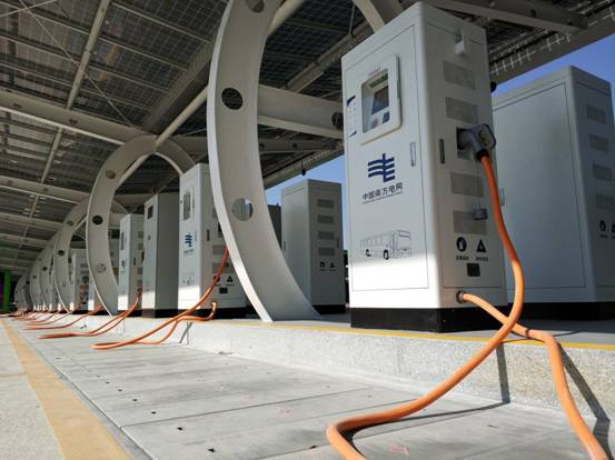 目前100个充电桩投入使用已有半年时间 信息时报记者 邱作霖 摄