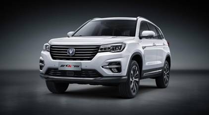 ../甲方资料/1%20-%20产品官图(0411更新)【内部资料%20严禁外发】/整车/CS75白车%20车头侧30%20关灯.jpg