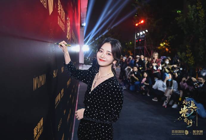 图片包含 人, 户外, 女人, 站
描述已自动生成