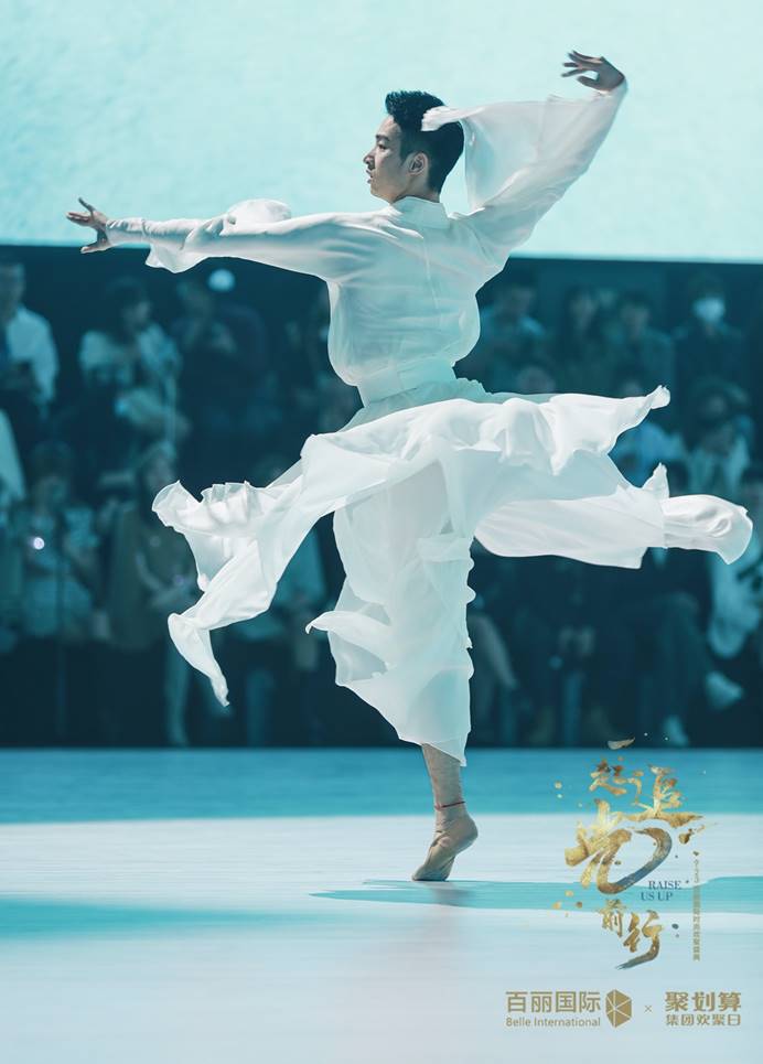 图片包含 人, 女人, 球, 男人
描述已自动生成