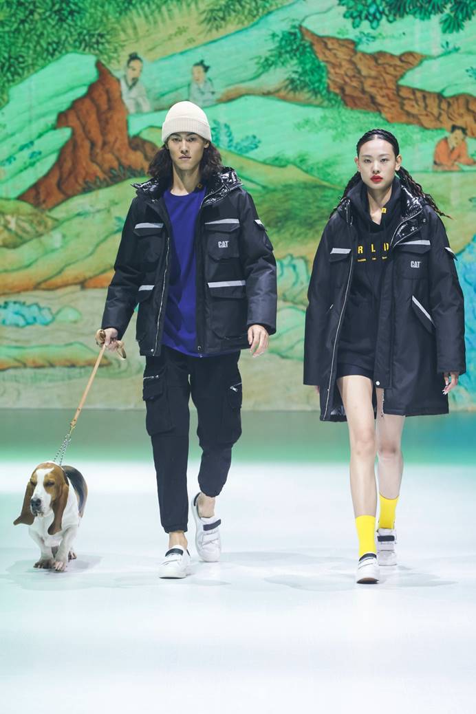狗站在地上的人们
描述已自动生成
