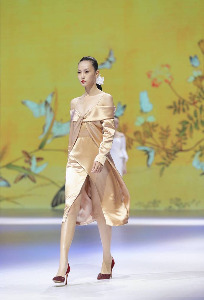 图片包含 女人, 年轻, 站, 院子
描述已自动生成