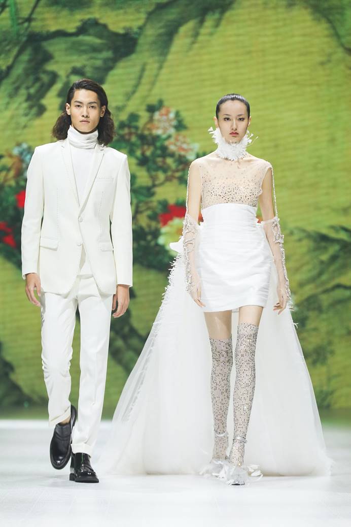 图片包含 人, 户外, 站, 男人
描述已自动生成