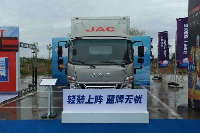 蓝色的汽车
中度可信度描述已自动生成