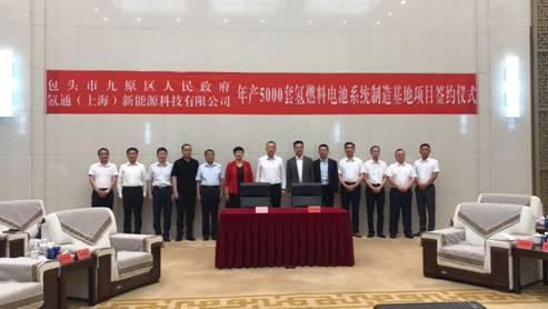 一群人在房间里
中度可信度描述已自动生成
